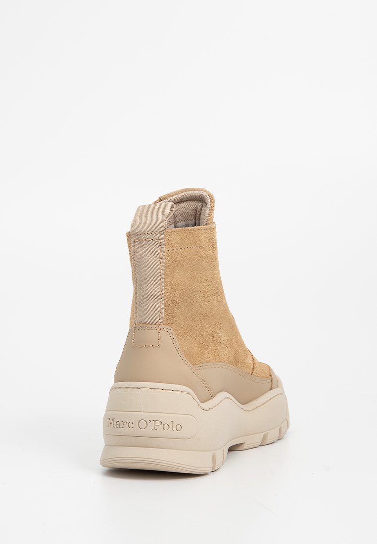 Botín de ante beige hasta el tobillo con panel lateral elástico, suela de plataforma texturizada y detalles cosidos. Presenta la marca Marc O'Polo.