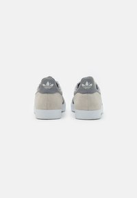 adidas Originals GAZELLE - Sneakers - grey one/grey three/footwear white