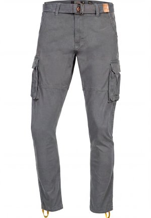 Pantalon cargo gris avec poches à rabat latérales, coutures aux genoux, ceinture en tissu avec boucle et sangles ajustables aux chevilles.