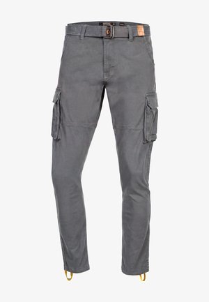 Pantalon cargo gris avec poches à rabat latérales, coutures aux genoux, ceinture en tissu avec boucle et sangles ajustables aux chevilles.