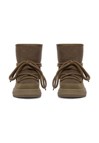 Brązowe botki do połowy łydki z grubymi podeszwami i dużymi związanymi sznurowadłami, widoczne z przodu na białym tle.