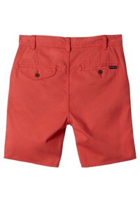 Shorts rouges arrivant aux genoux avec deux poches arrière à boutons et passants de ceinture, vus de dos sur un fond blanc.