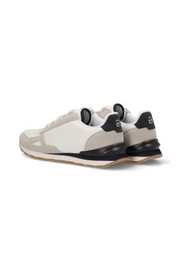 Zapatillas con parte superior de ante gris y cuero blanco, acentos negros y suela de goma texturizada. Cuenta con un talón acolchado y recortes de diseño distintivos.