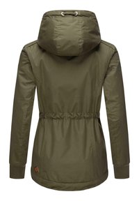 Olivengrønn jakke med hette, innsnevret midje og ribbestrikkede mansjetter. Glatt tekstur med en subtil glans og en liten merkevarelogo på sømmen.