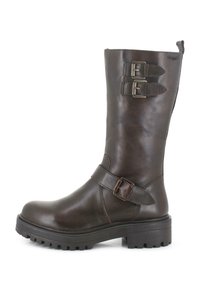 Bota alta hasta la rodilla de cuero marrón con dos hebillas metálicas ajustables, punta redonda, superficie texturizada y suela de goma gruesa.