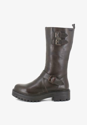 Bota alta hasta la rodilla de cuero marrón con dos hebillas metálicas ajustables, punta redonda, superficie texturizada y suela de goma gruesa.