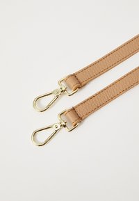 Læderrem i tan med struktureret overflade, der har guldfarvede metalclips og hardware i begge ender til fastgørelse.