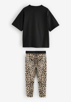 Svart t-shirt med kort ärm i kombination med beiga leggings med svart leopardmönster. Mjukt tyg med en avslappnad passform.
