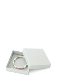 Bracelet en métal rose doré et argent, présenté dans une boîte bleu clair à finition texturée. Il présente des segments cylindriques alternés.