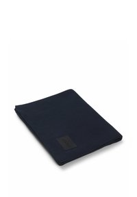 Sciarpa blu navy realizzata in tessuto morbido, con forma rettangolare e un'etichetta in pelle nera con "HUGO" in rilievo. Texture liscia.