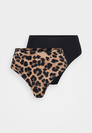 Pakket met high-waisted bikini slips, bestaande uit een zwarte en een met een luipaardprint op een beige achtergrond. Gladde textuur.
