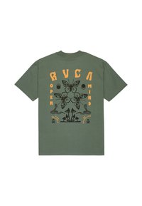 Camiseta verde de manga corta con un diseño gráfico en negro y naranja que presenta mariposas, el texto "MENTE ABIERTA" y patrones intrincados en la parte posterior.