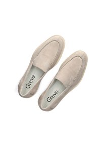 Beige Wildleder Slipper mit gestickten Akzenten, Gummisohle und Innenbranding. Rundespitzendesign mit glatter Textur.
