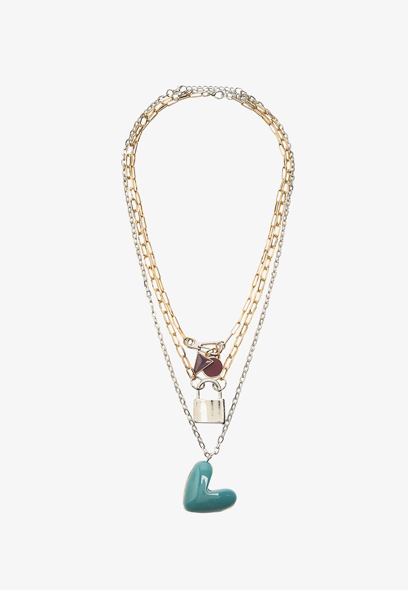 Warstwowy naszyjnik z łańcuszków metalowych w kolorze srebrnym i złotym, z sercowym wisiorkiem z turkusu oraz metalowym charmem w kształcie klucza w nowoczesnym stylu.