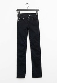 Jeans de mezclilla negra en una percha, con un corte ajustado, bolsillos frontales y acentos de metal plateado. Textura suave con ligero estiramiento.