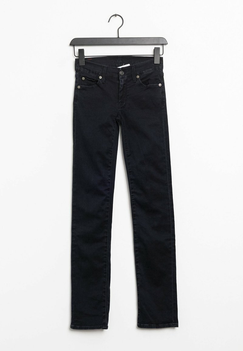 Jeans de mezclilla negra en una percha, con un corte ajustado, bolsillos frontales y acentos de metal plateado. Textura suave con ligero estiramiento.