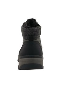 Černé a šedé kotníkové boty s texturovaným svrškem, límcem z umělé kožešiny a zipovým uzávěrem na boku. Gumová podrážka pro lepší přilnavost.