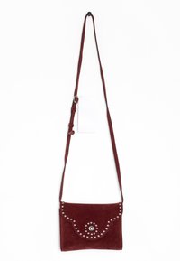 Burgundy mockaskorssbodyväska med en skulpterad klaff, metallpärledekorationer, justerbar rem och en slät yta.