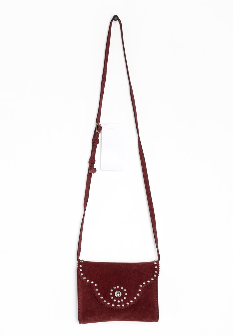 Bordeaux ruskind crossbody taske med en bølget klaff, metalperle dekorationer, justerbar rem og en glat tekstur.