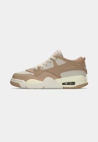 Beige und sandfarbene Sportschuhe mit einer glatten Oberseite, strukturierten Akzenten, Schnürdesign und sichtbarer Luftpolsterung in der Sohle.