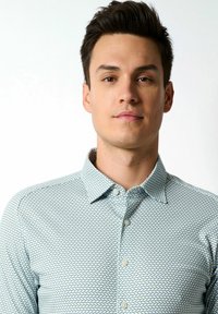Himmelblaues Hemd mit kleinem geometrischen Muster, Button-Down-Kragen und weißen Knöpfen. Der Stoff erscheint glatt mit einem taillierten Design.