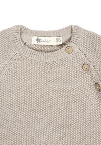 Beige knitted baby sweater with wooden buttons on shoulder and size label "56" from brand Sterntaler.