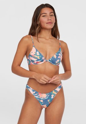 Ensemble de bikini floral avec une base bleue et des motifs floraux roses et orange. Brassière triangle avec de fines bretelles et culotte basse assortie.