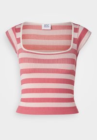 Haut à manches courtes rayé en rose et crème, présentant une texture côtelée, un décolleté carré et une silhouette ajustée. Étiquette de la marque visible.