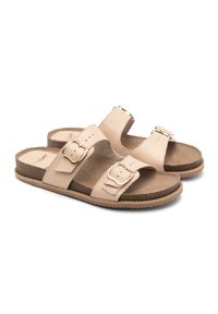 Beżowe sandały na płaskiej podeszwie z faux skóry, z dwoma regulowanymi paskami na kostkach, złotymi klamrami oraz teksturowaną korkową wkładką.
