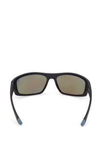 Gafas de sol rectangulares negras con lentes tintados oscuros y puntas azules en las patillas curvadas, vistas desde el frente sobre un fondo blanco.