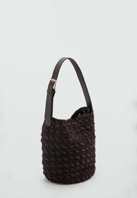 Borsa intrecciata di colore marrone scuro con superficie texturizzata, forma curva, tracolla in pelle e dettaglio in tonalità dorata.