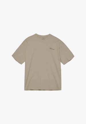 Camiseta beige de manga corta con cuello redondo y pequeño texto negro "HALO 196819721981" en el lado izquierdo del pecho.