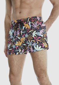Schwimmshorts mit schwarzem Hintergrund, der ein farbenfrohes Blumenmuster in Pink, Orange, Gelb und Blau zeigt. Elastischer Bund mit Kordelzug.