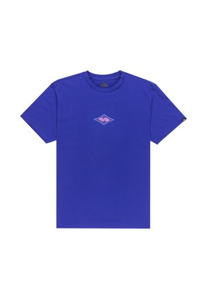 Tricou din bumbac violet cu mâneci scurte și decolteu rotund. Prezintă un logo în formă de diamant în roz și albastru pe piept. Etichetă pe mânecă.