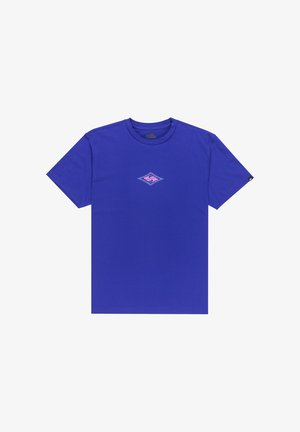 Lilla bomulds t-shirt med korte ærmer og rund halsudskæring. Har et diamantlogo i pink og blå på brystet. Etikette på ærmet.