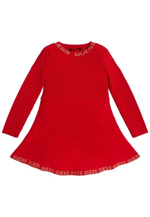 Vestido de punto rojo de manga larga con parte superior acanalada y falda acampanada, con el logo "GUESS" repetido en blanco a lo largo del escote y el dobladillo de la falda.