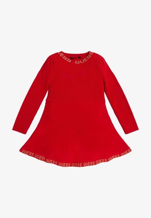 Vestido de punto rojo de manga larga con parte superior acanalada y falda acampanada, con el logo "GUESS" repetido en blanco a lo largo del escote y el dobladillo de la falda.