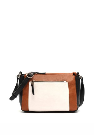 Bolso bandolera de cuero con correa negra ajustable, cuerpo marrón y un gran bolsillo delantero blanco con cremallera, sobre fondo blanco.