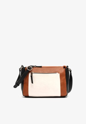 Bolso bandolera de cuero con correa negra ajustable, cuerpo marrón y un gran bolsillo delantero blanco con cremallera, sobre fondo blanco.