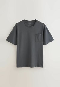 Graues Baumwoll-T-Shirt mit Rundhals-Ausschnitt, kurzen Ärmeln und einer kleinen Brusttasche. Glatte Textur und reguläre Passform.