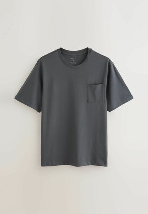 Szara bawełniana koszulka z okrągłym dekoltem, krótkimi rękawami i małą kieszonką na piersi. Gładka tekstura i regularny krój.