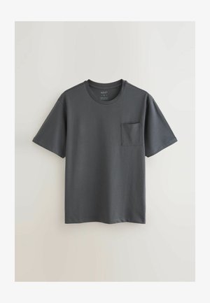 T-shirt en coton gris avec un col rond, des manches courtes et une petite poche poitrine. Texture lisse et coupe régulière.