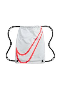 Sac à cordon en nylon blanc avec un grand logo Nike swoosh rouge. Doté de cordons noirs et d'un haut froncé. Léger et durable.