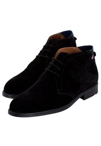 Bottines en cuir suédé noir avec une finition lisse, présentant un design à lacets, un intérieur marron contrastant et une semelle en caoutchouc. Agrémentées d'un liseré supérieur bleu.