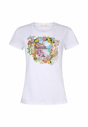 Bijela košulja kratkih rukava s šarenim prizorom ljetovališta okruženim tropskim cvijećem i ananasima, tekst "Liu Jo Resort" sprijeda.