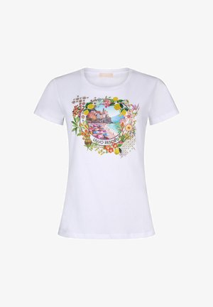 Chemise blanche à manches courtes avec une scène colorée de station balnéaire encadrée par des fleurs tropicales et des ananas, texte "Liu Jo Resort" sur le devant.