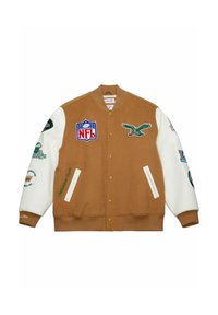 Giacca varsity marrone con maniche bianche, caratterizzata da diversi loghi e patch, tra cui NFL e un disegno di un'aquila. Chiusura frontale con bottoni, polsini a costine.