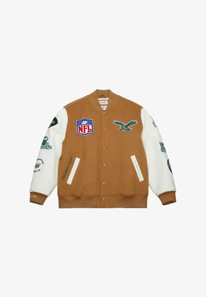 Braune Collegejacke mit weißen Ärmeln, versehen mit mehreren Logos und Aufnähern, darunter NFL und ein Adler-Design. Vorderseite mit Knöpfen, gerippte Bündchen.