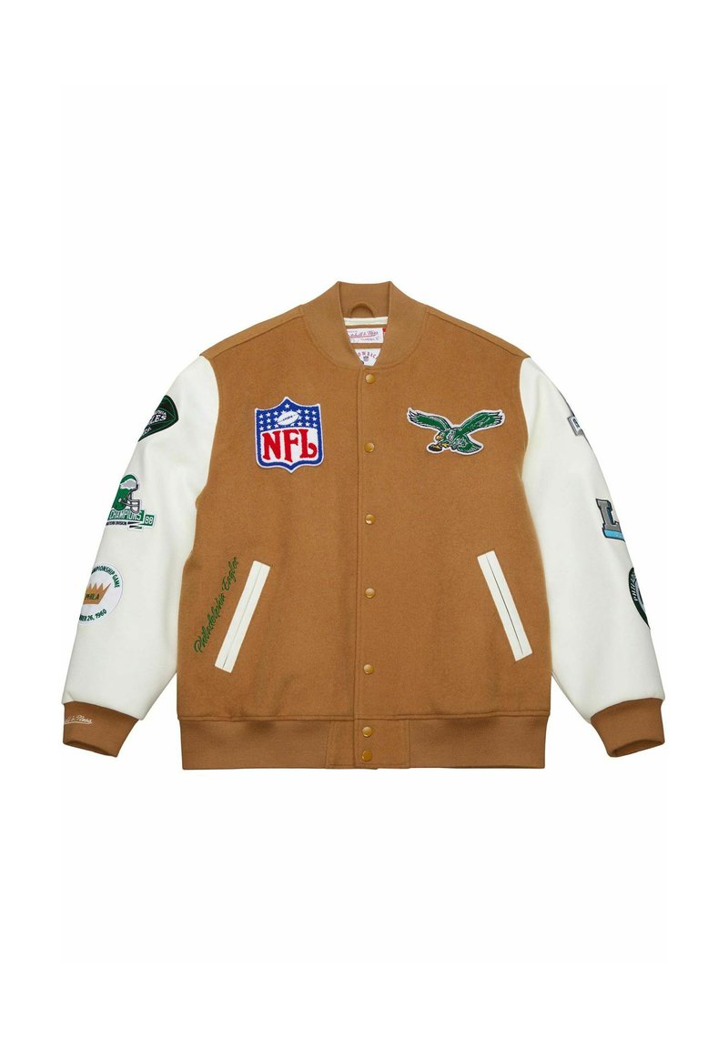 Giacca varsity marrone con maniche bianche, caratterizzata da diversi loghi e patch, tra cui NFL e un disegno di un'aquila. Chiusura frontale con bottoni, polsini a costine.