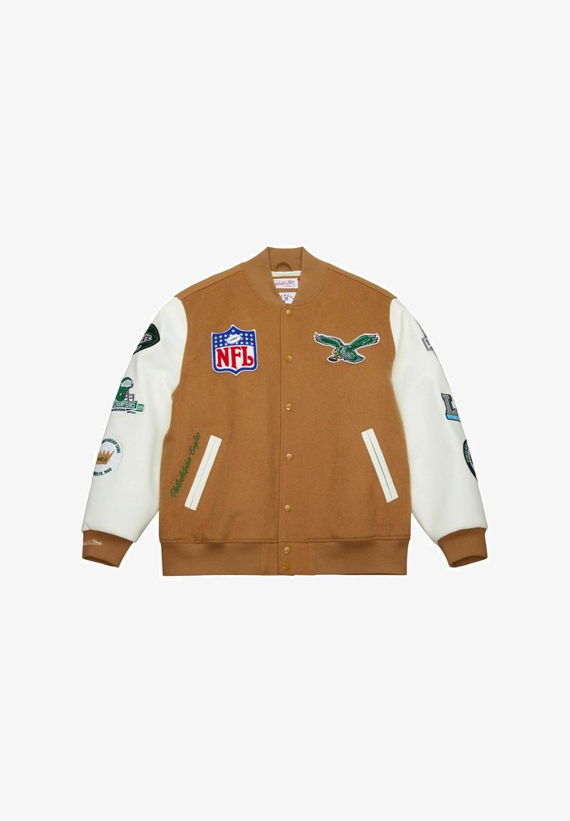Giacca varsity marrone con maniche bianche, caratterizzata da diversi loghi e patch, tra cui NFL e un disegno di un'aquila. Chiusura frontale con bottoni, polsini a costine.